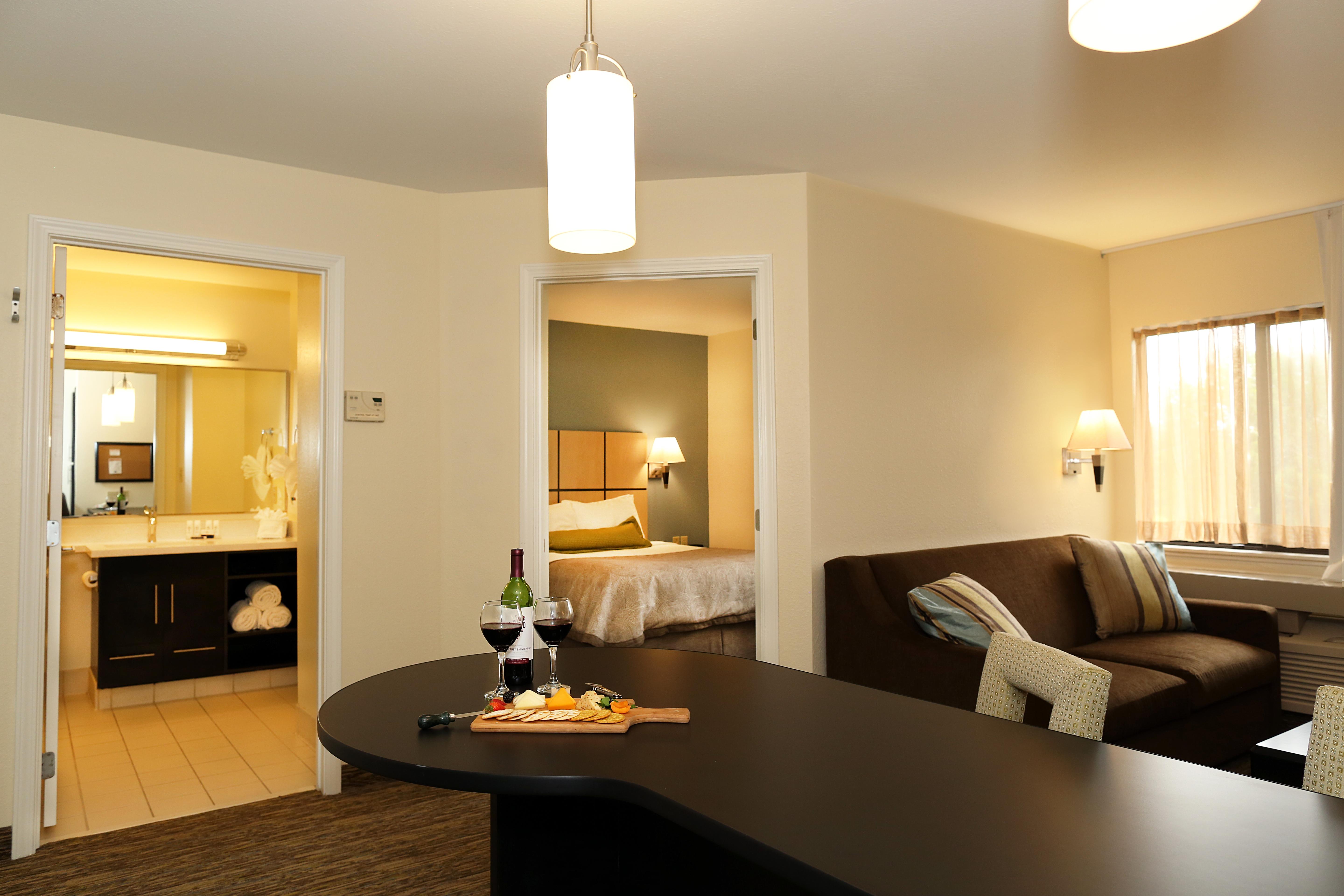 One-Bedroom Queen Suite -Non-Smoking